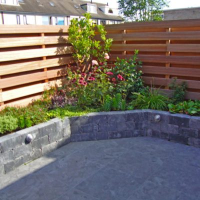 verhoogde border gemaakt met stapel blokken