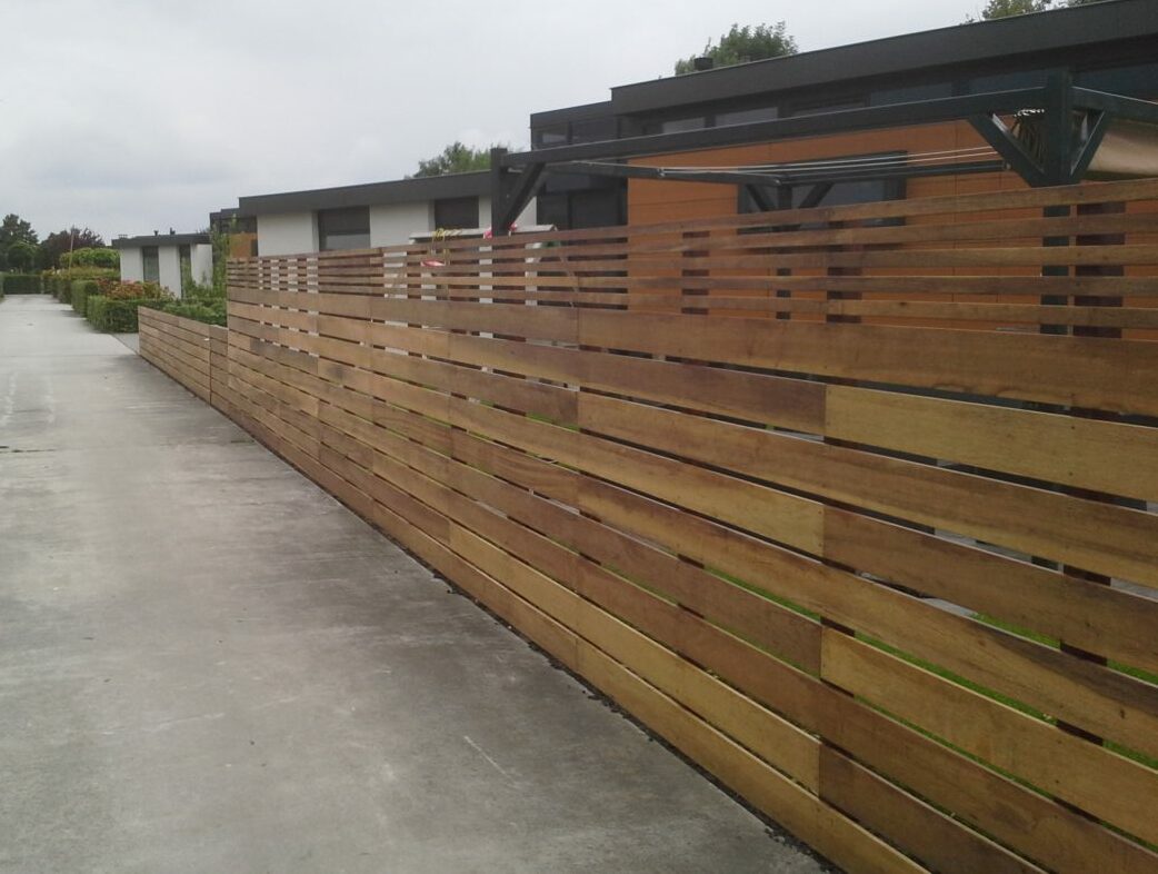 schutting hardhout doorlopen planken op maat gemaakt