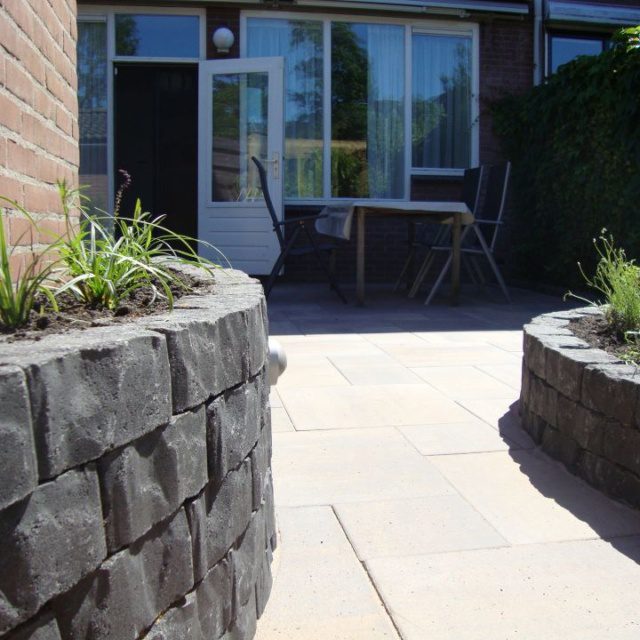 verhoogde border met rondingen