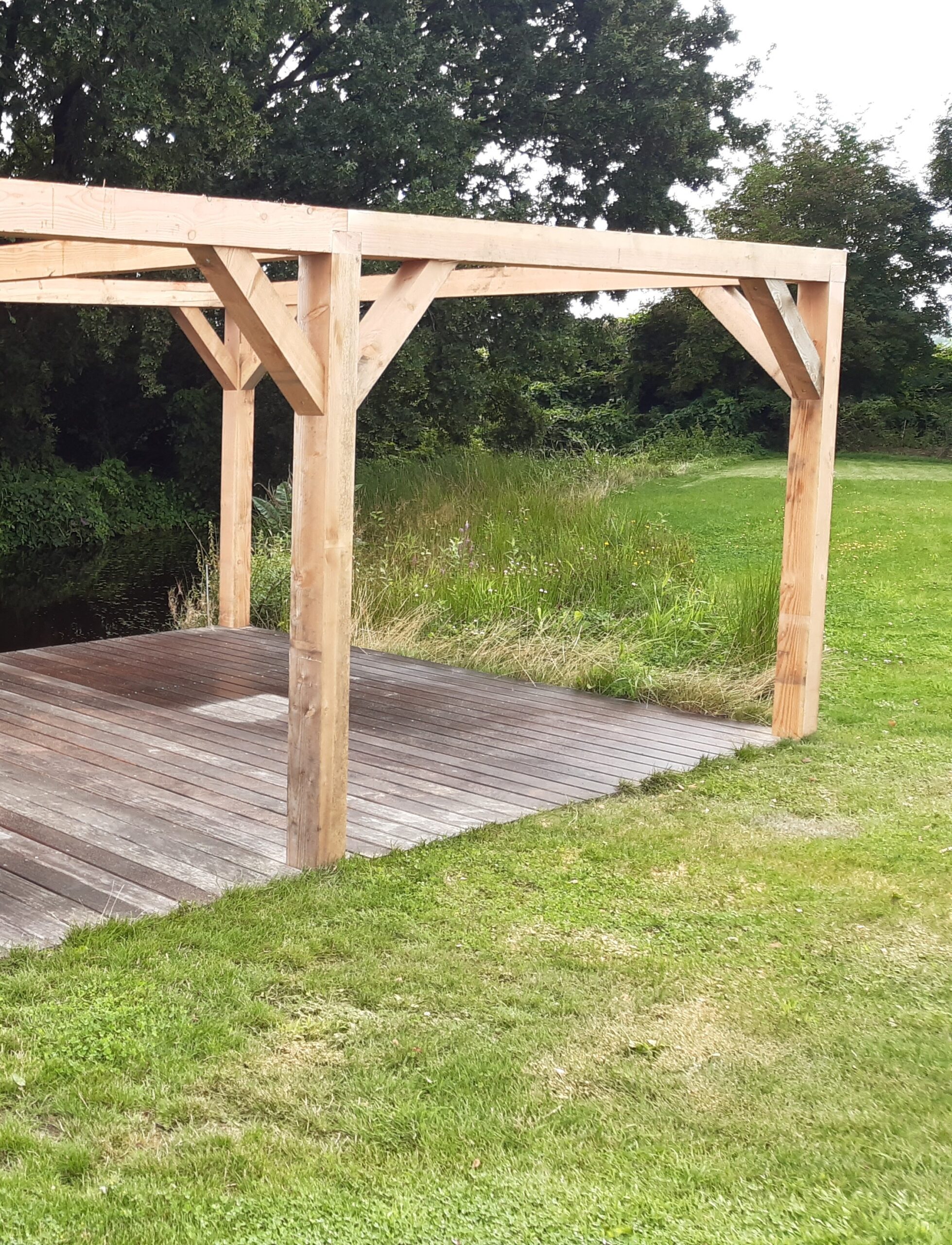 pergola van Douglas, stoer robuust  effect door dikke balken