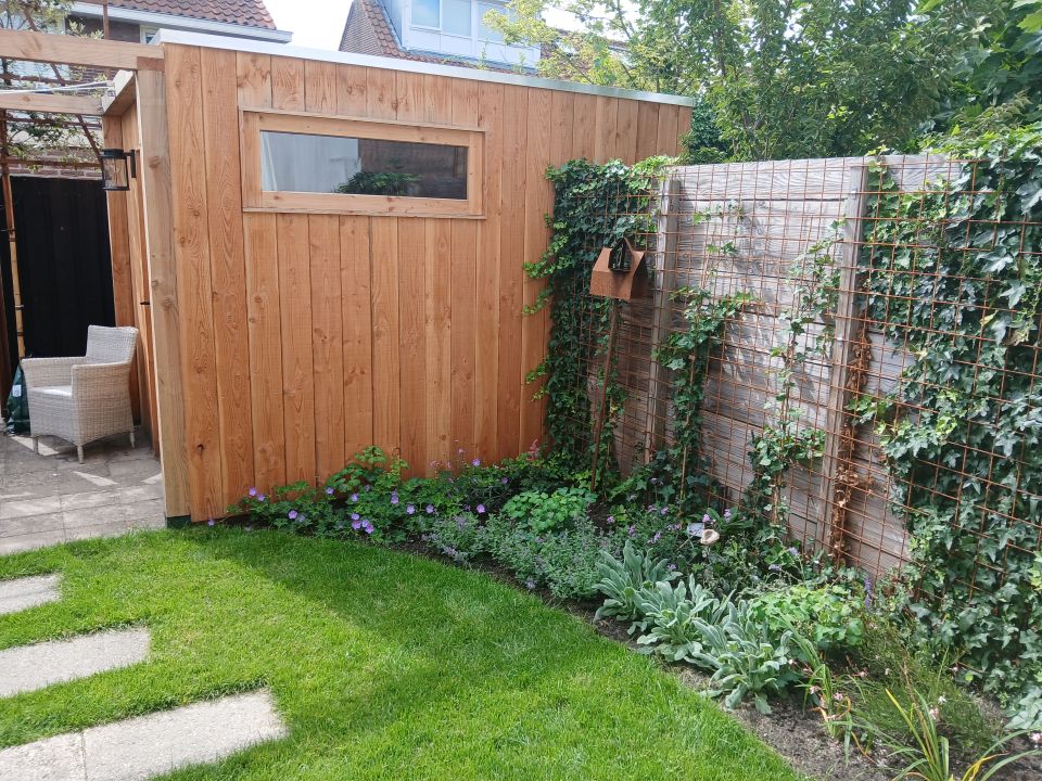 Maatwerk schuur van Douglas hout met een robuuste uitstraling.