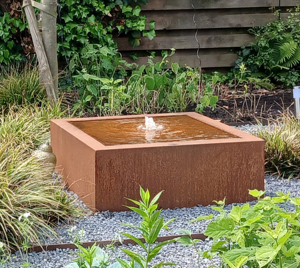 natuurlijke vijver in aanleg 